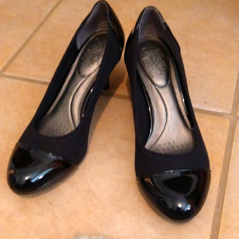 Patent leather life Strides 6.5 pumps